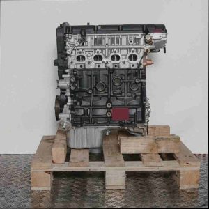 Moteur G4GC noir sur palette en bois, fond blanc. Le moteur, avec des composants argentés, est vu de côté.