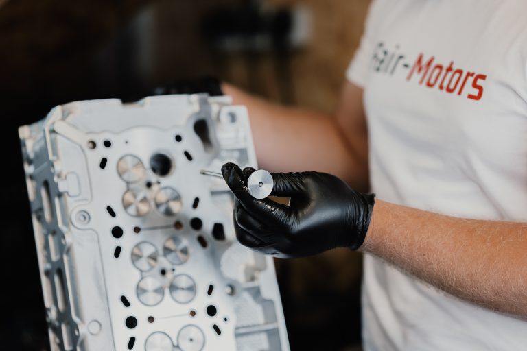 Moteur en échange standard brillant comme neuf sous les lumières de l'atelier