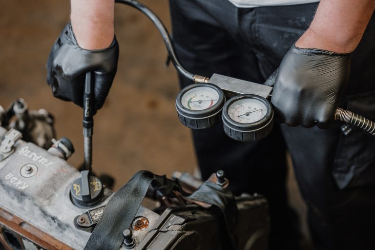 Gros plan d’un moteur d'occasion avant remise en état